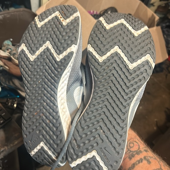 Very nice women’s Nike running shoe revolution like new condition barely used - Picture 2 of 3